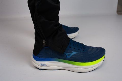 Кросівки Mizuno Wave Sky 9 чоловічі сині/жовті 41 (J1GC250252) J1GC250252 фото